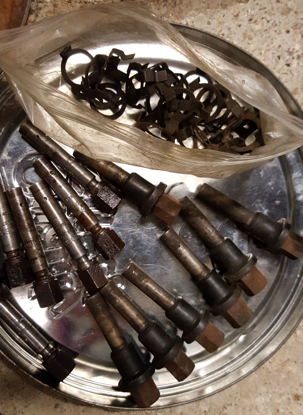 Injectors seals and clips.jpg